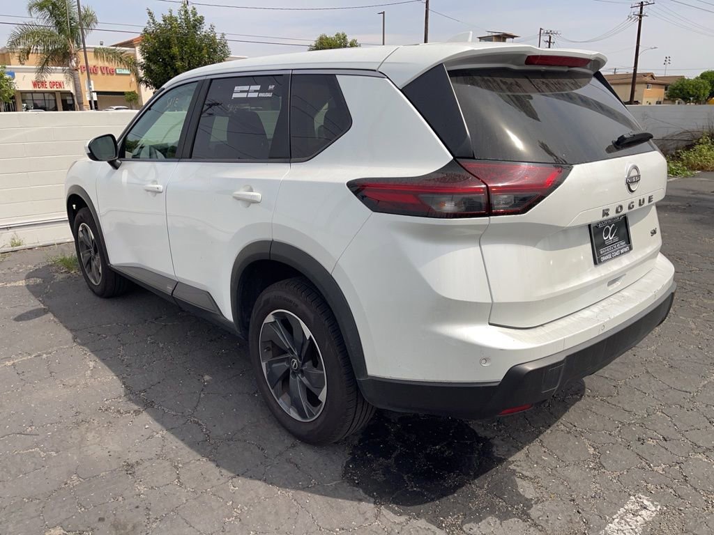 Used 2024 Nissan Rogue SV image 2