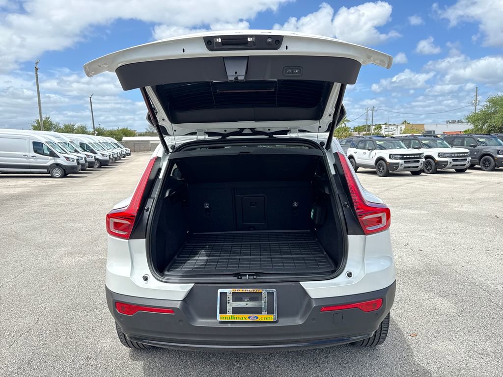 Used 2024 Volvo XC40 B5 Core image 25