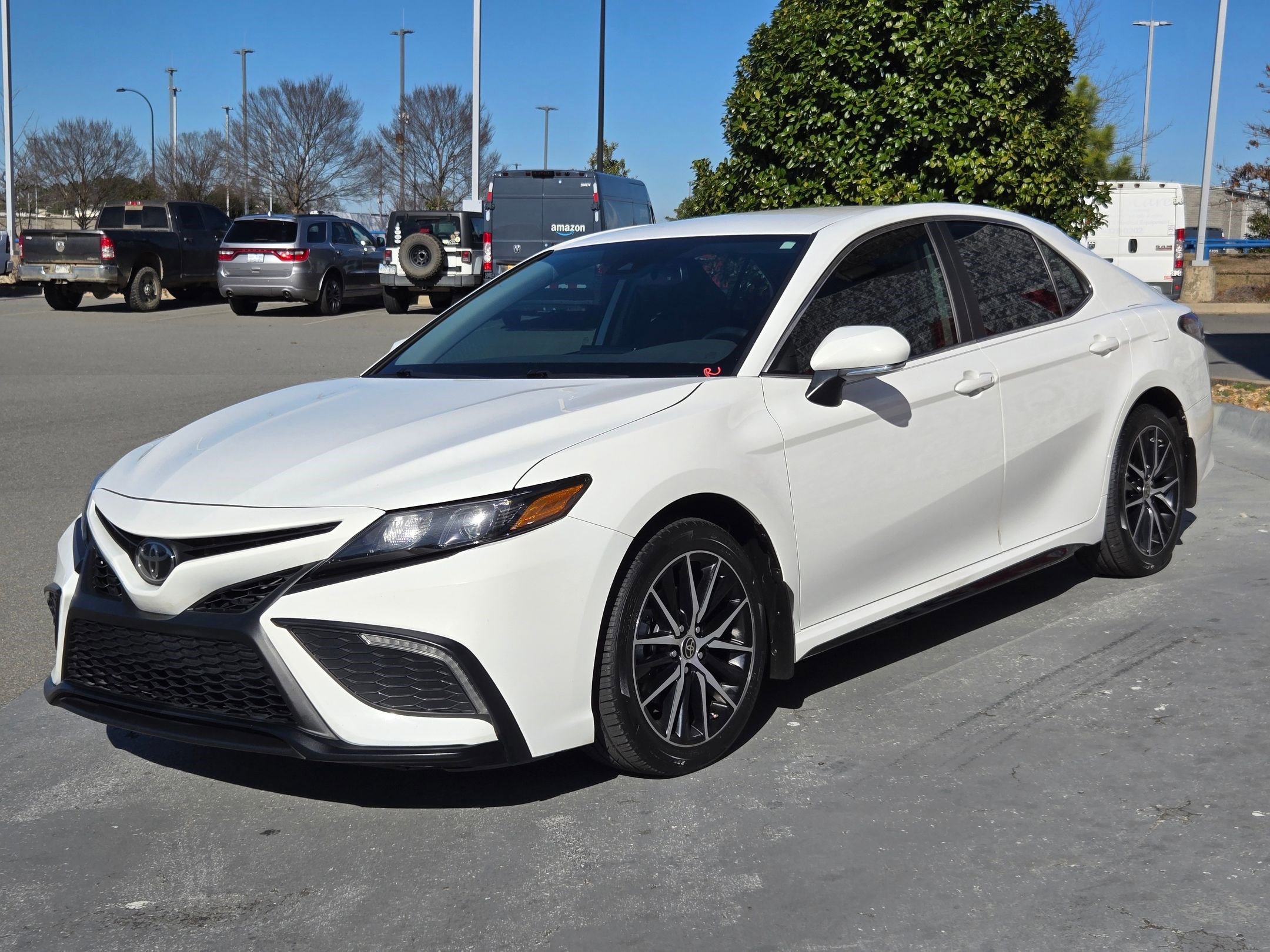 Used 2023 Toyota Camry SE image 3