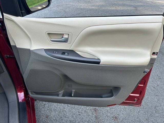 Used 2015 Toyota Sienna LE FWD image 29