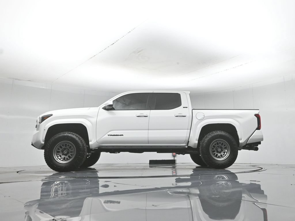 Used 2025 Toyota Tacoma SR5 AWD/4WD image 7