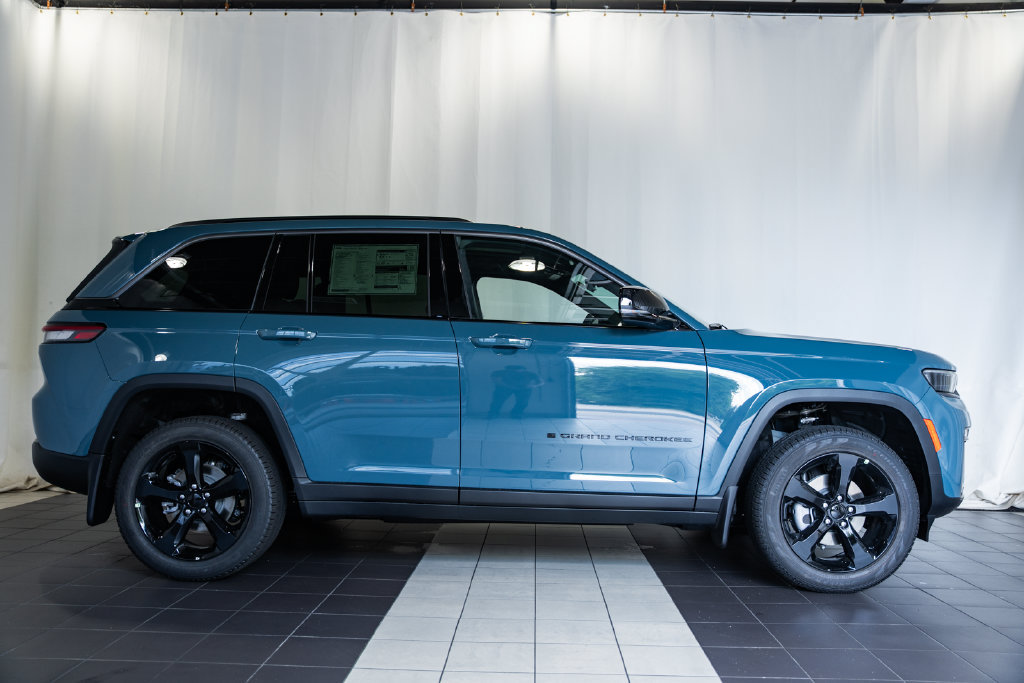 New 2026 Jeep Grand Cherokee Limited w/ Limited Altitude Package AWD/4WD image 3