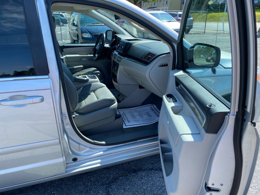 Used 2009 Volkswagen Routan SEL image 14