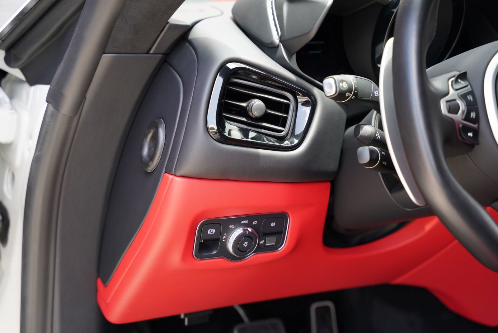 Used 2023 Aston Martin V8 Vantage Coupe RWD image 22