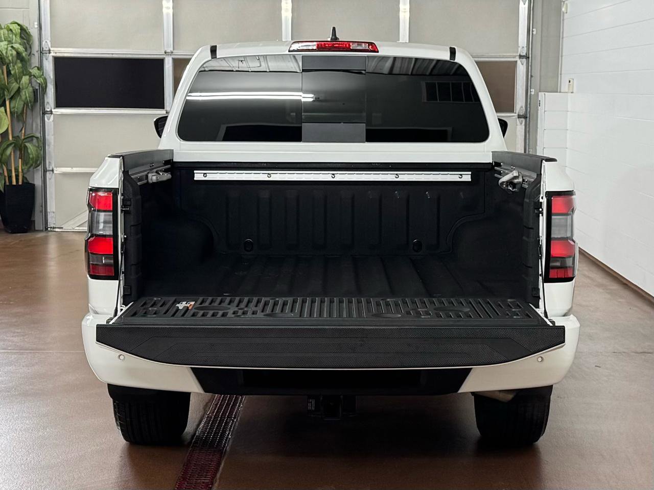 Used 2025 Nissan Frontier SV w/ SV Convenience Package image 5