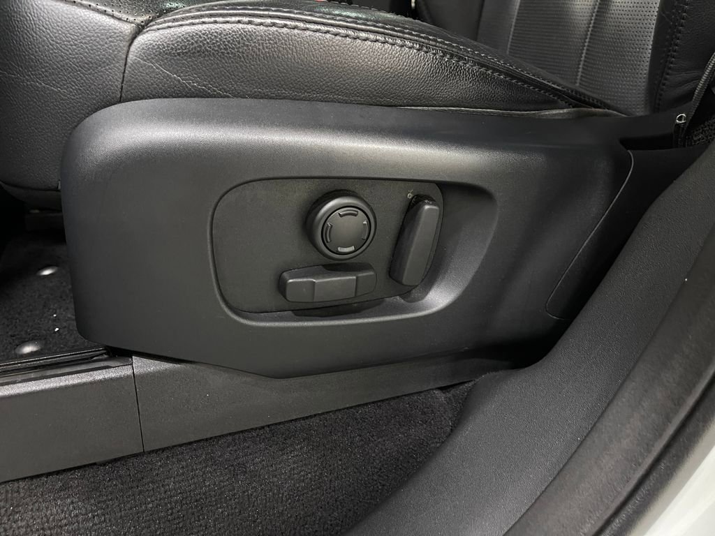 Used 2017 Land Rover Discovery SE image 17