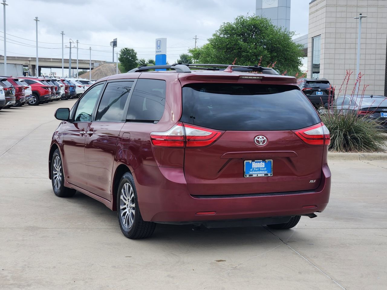 Used 2018 Toyota Sienna XLE image 7