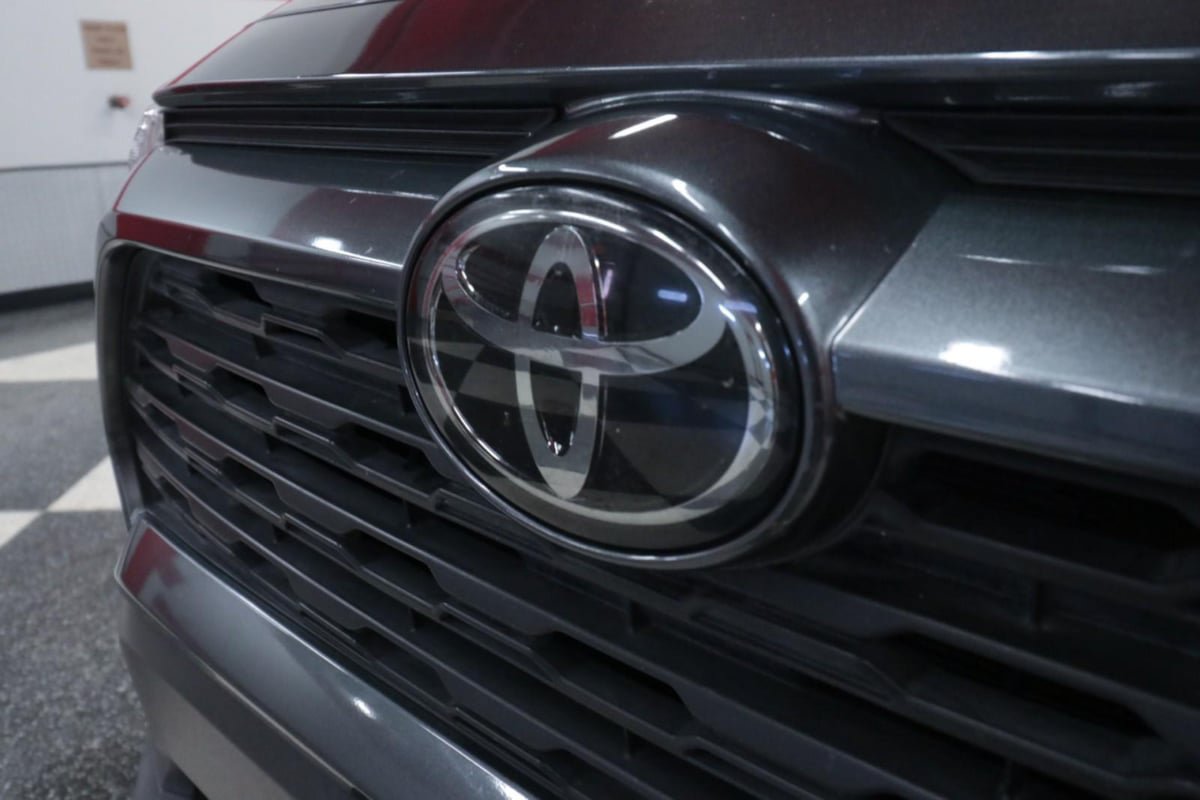 Used 2020 Toyota RAV4 XLE Premium FWD image 35