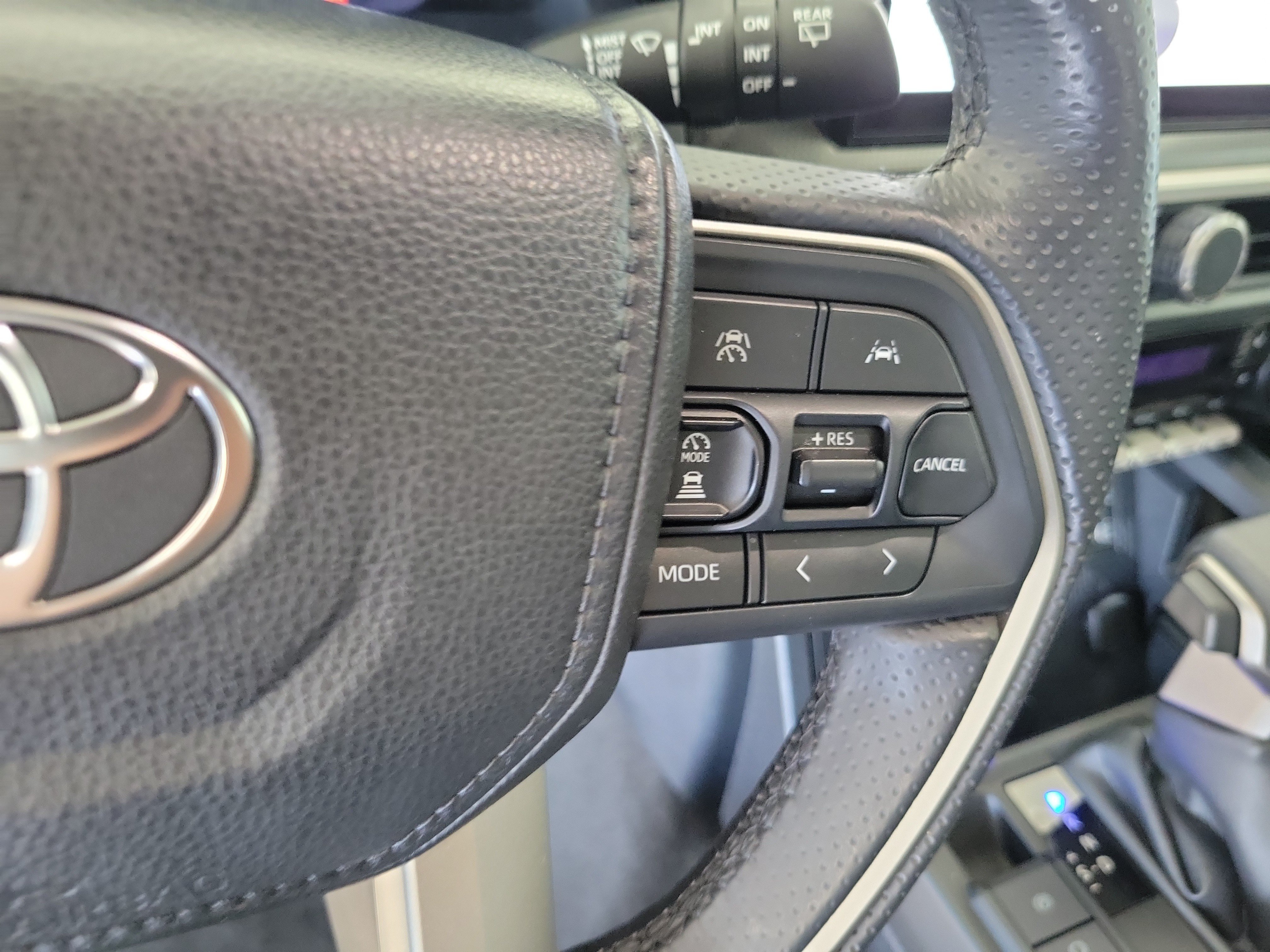 Used 2025 Toyota 4Runner Limited AWD/4WD image 32