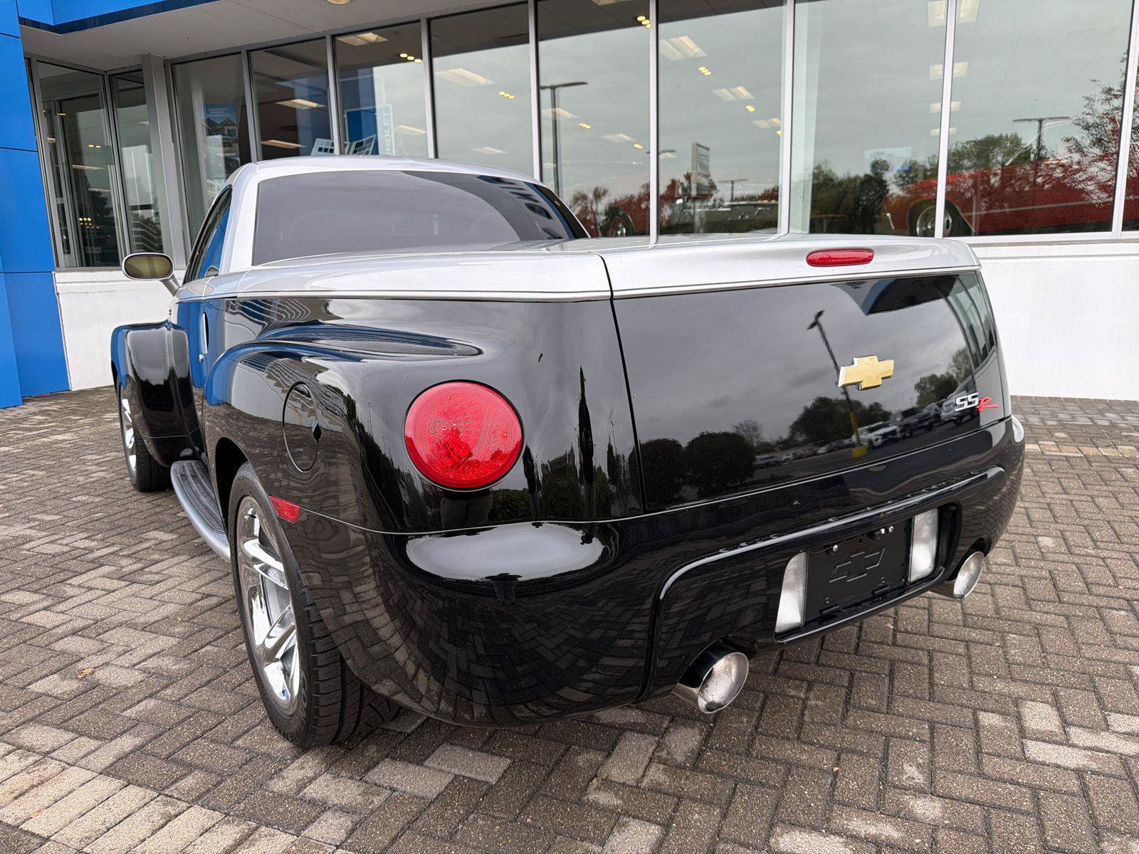 Used 2006 Chevrolet SSR w/ Preferred Equipment Group RWD image 3