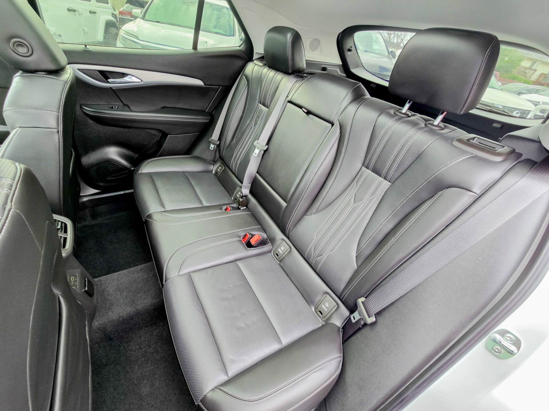 Used 2024 Buick Envision Avenir image 37