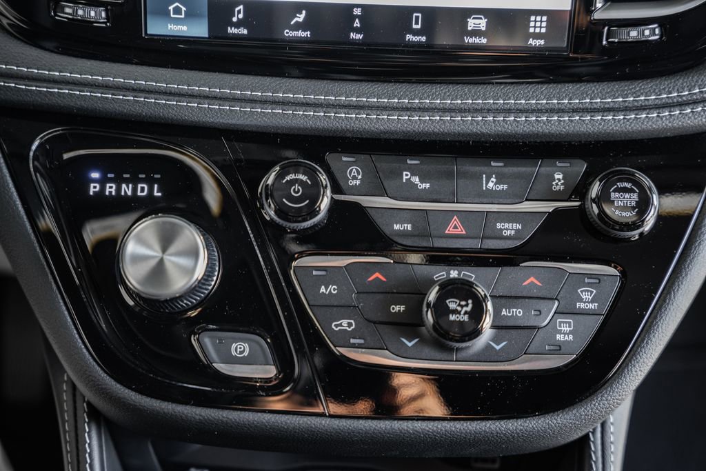 New 2026 Chrysler Pacifica Limited w/ Uconnect Theater Family Group image 22