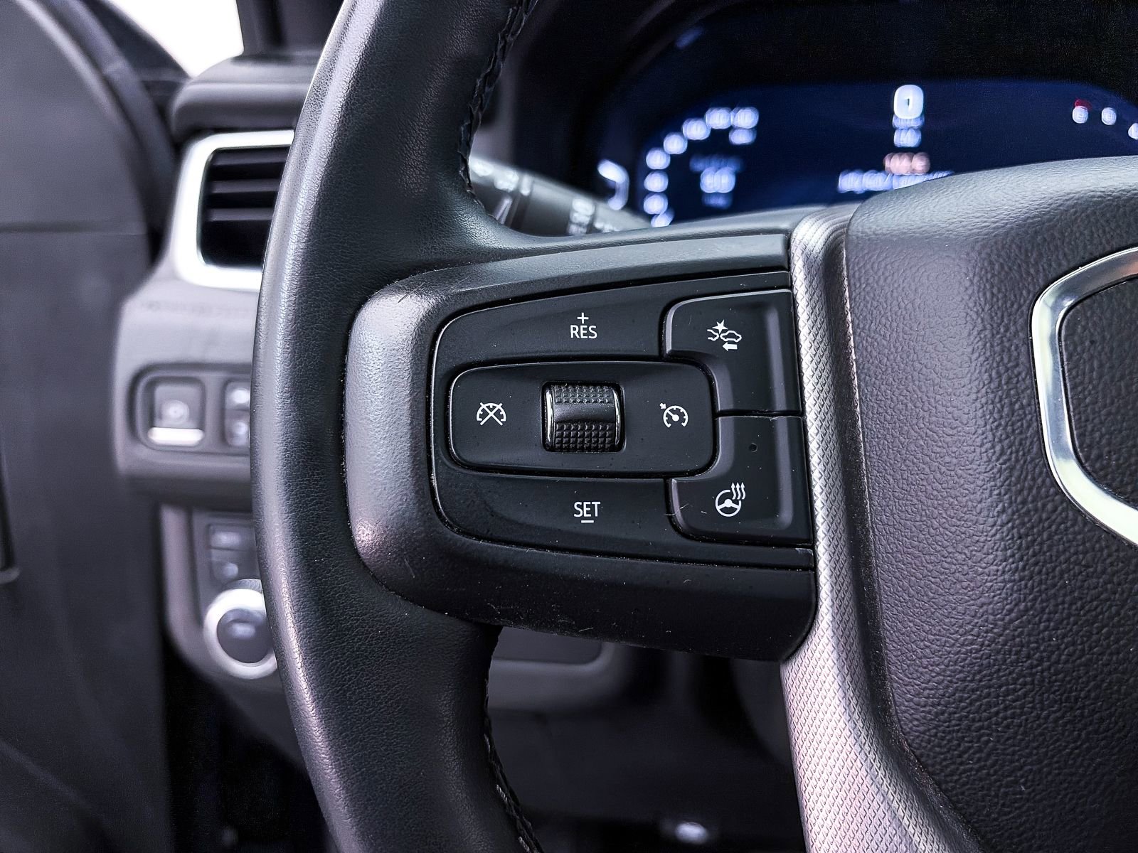Used 2023 GMC Yukon XL Denali AWD/4WD image 32