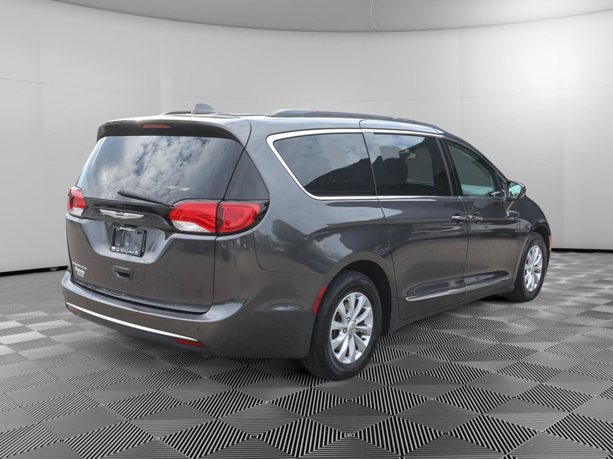 Used 2017 Chrysler Pacifica Touring-L FWD image 8
