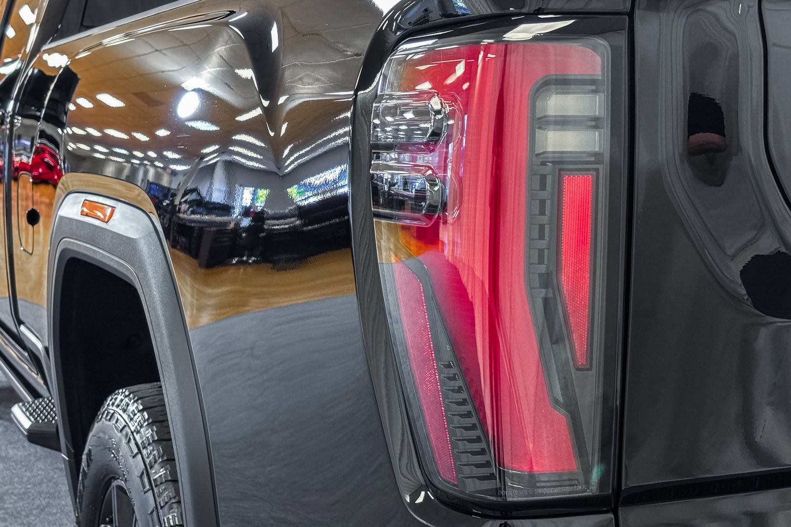 Used 2024 GMC Sierra 2500 AT4 w/ AT4 Premium Plus Package AWD/4WD image 9