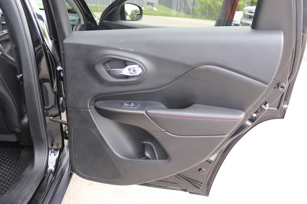 Used 2021 Jeep Cherokee Trailhawk AWD/4WD image 7
