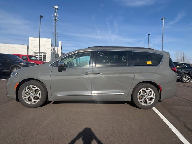 Used 2023 Chrysler Pacifica Limited image 2