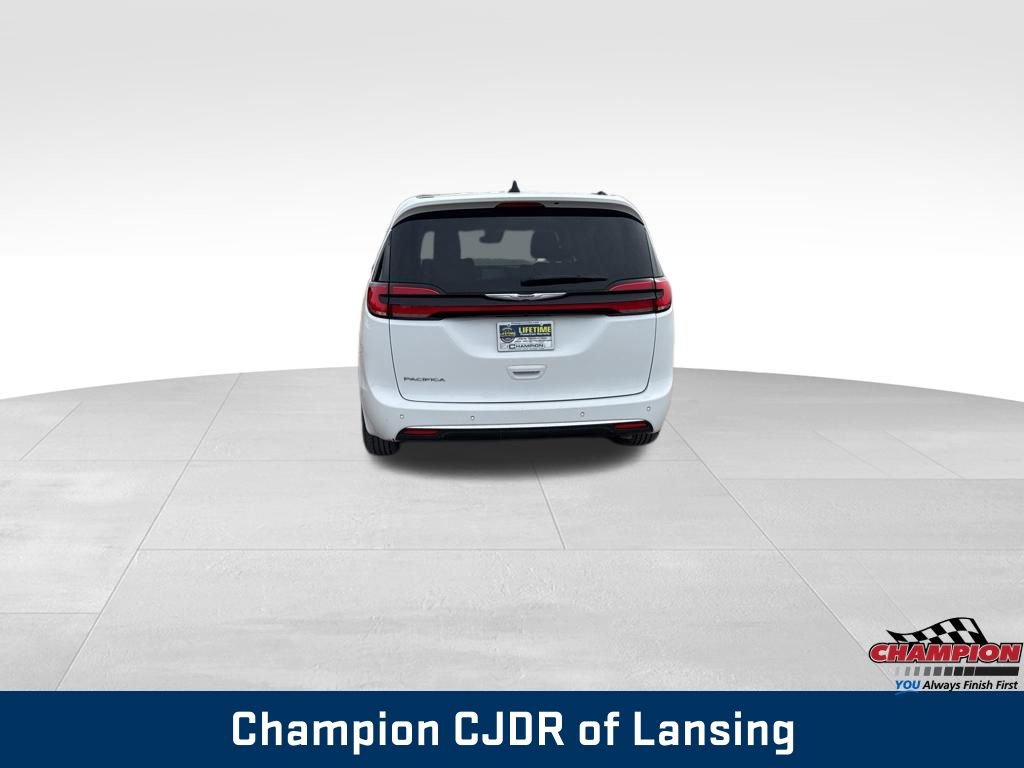 Used 2024 Chrysler Pacifica Touring-L image 4