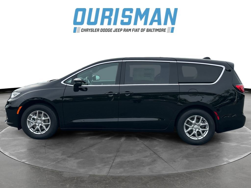 New 2026 Chrysler Pacifica Select image 3
