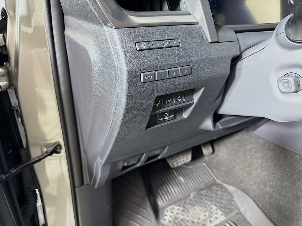 Used 2025 Lexus GX 550 image 10