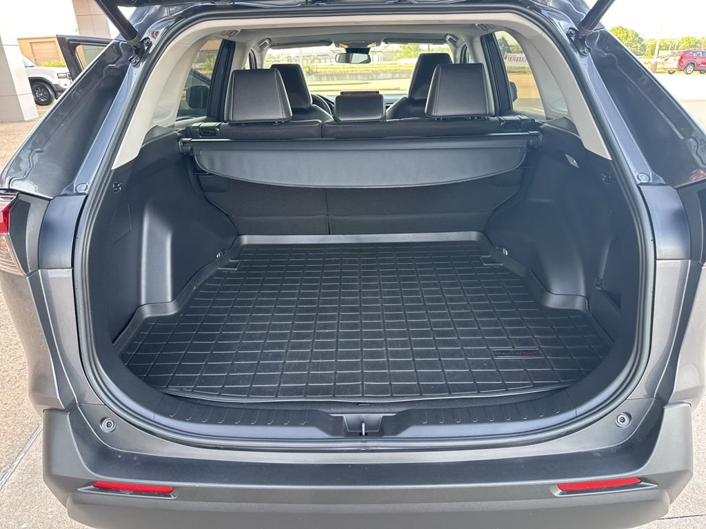 Used 2021 Toyota RAV4 XLE Premium image 17