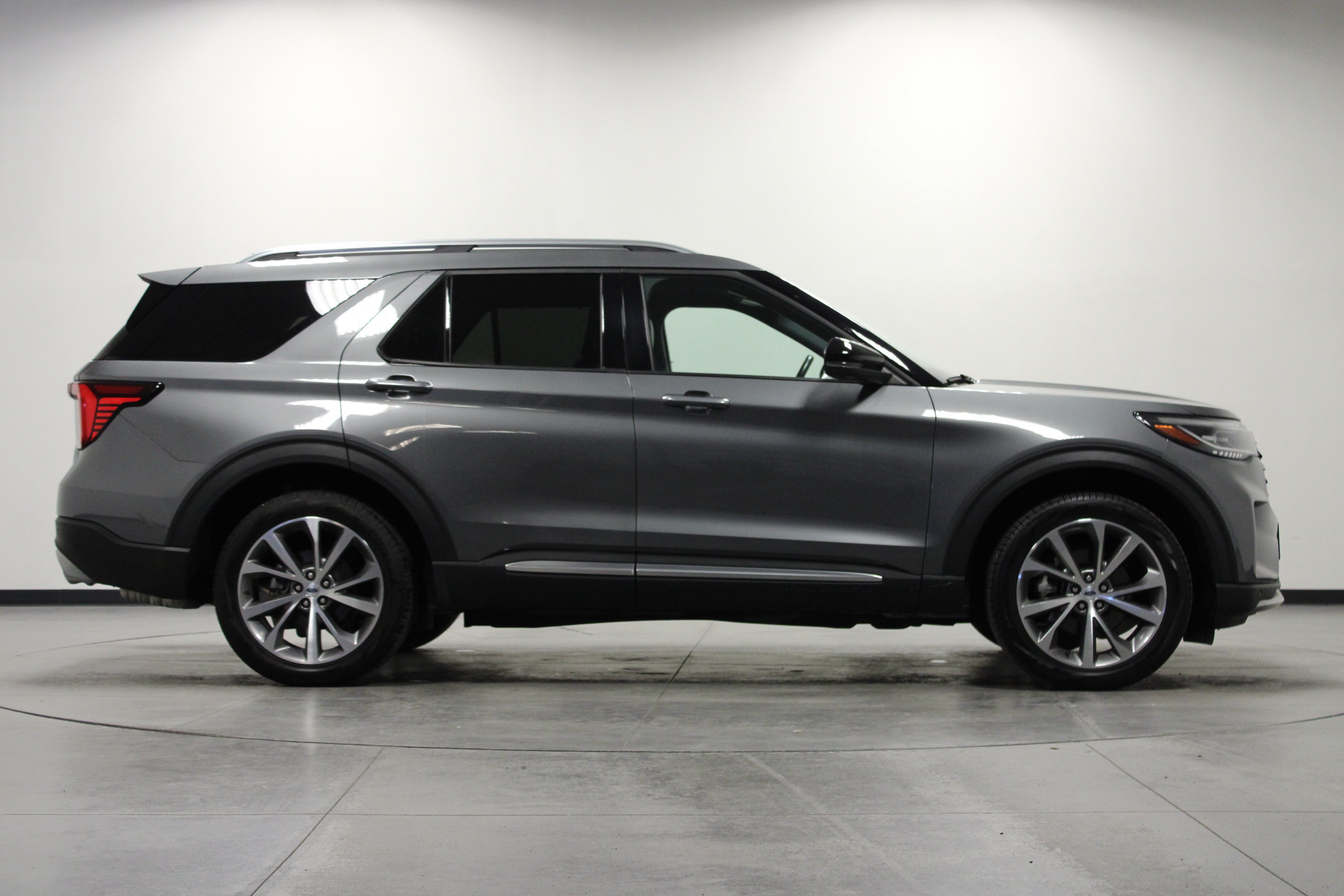 Used 2025 Ford Explorer Platinum w/ Ultimate Package AWD/4WD image 3