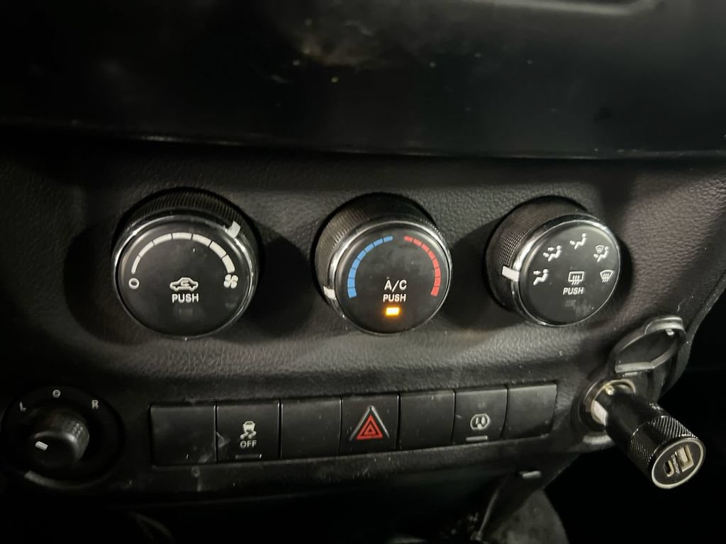 Used 2017 Jeep Wrangler Unlimited Sahara AWD/4WD image 15