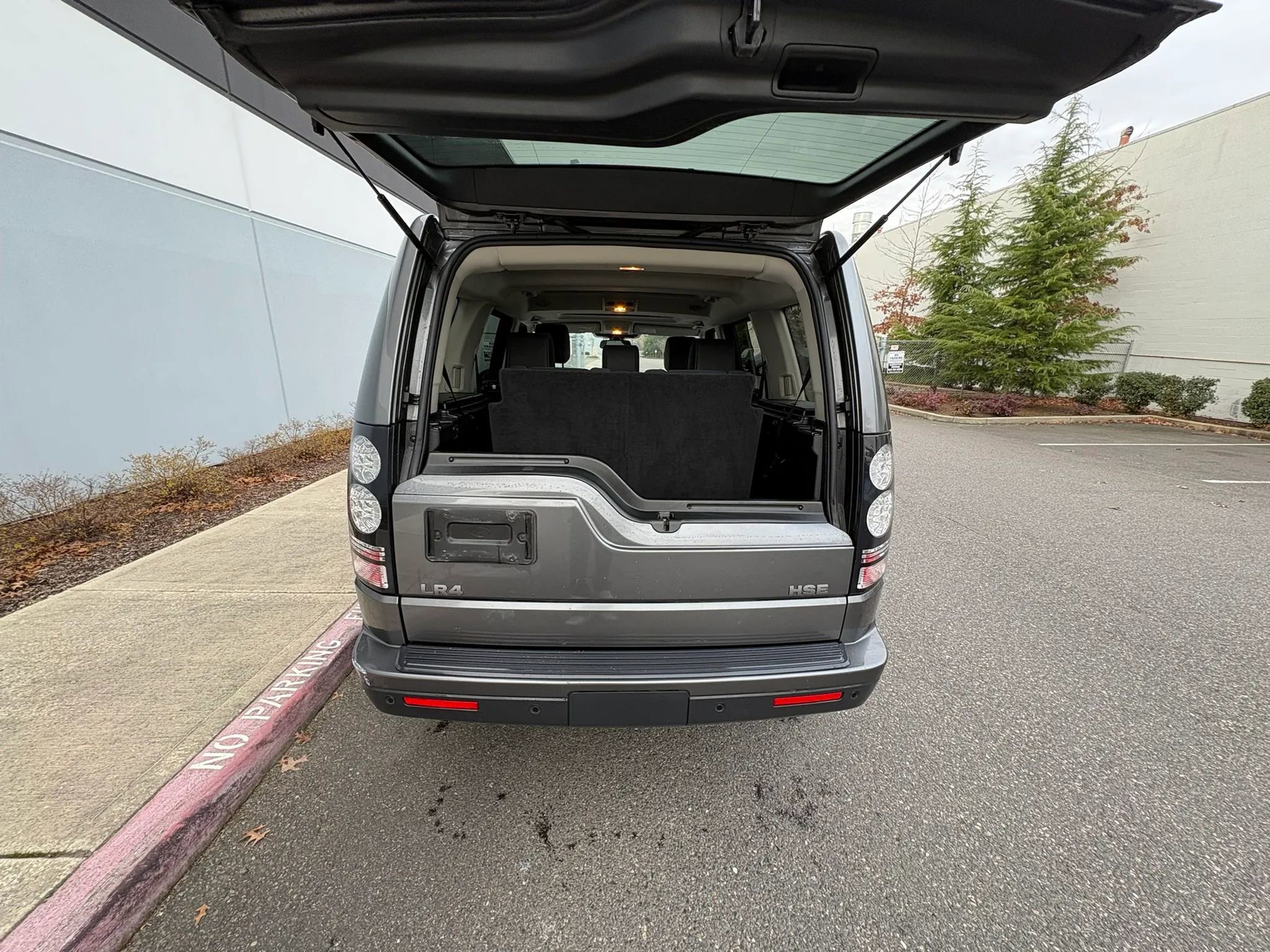 Used 2015 Land Rover LR4 HSE image 25