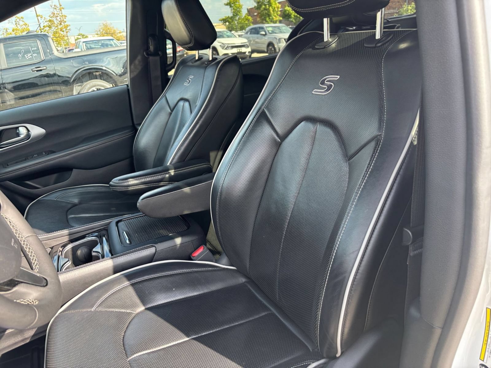 Used 2025 Chrysler Pacifica Limited FWD image 37