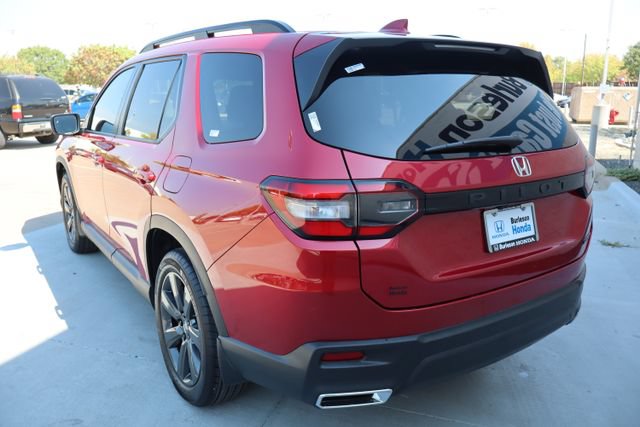 Used 2025 Honda Pilot Sport image 6