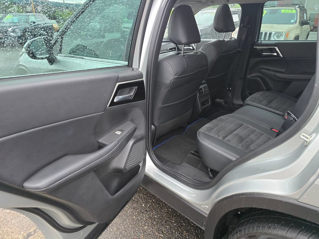Used 2023 Mitsubishi Outlander 4WD Plug-In Hybrid image 11