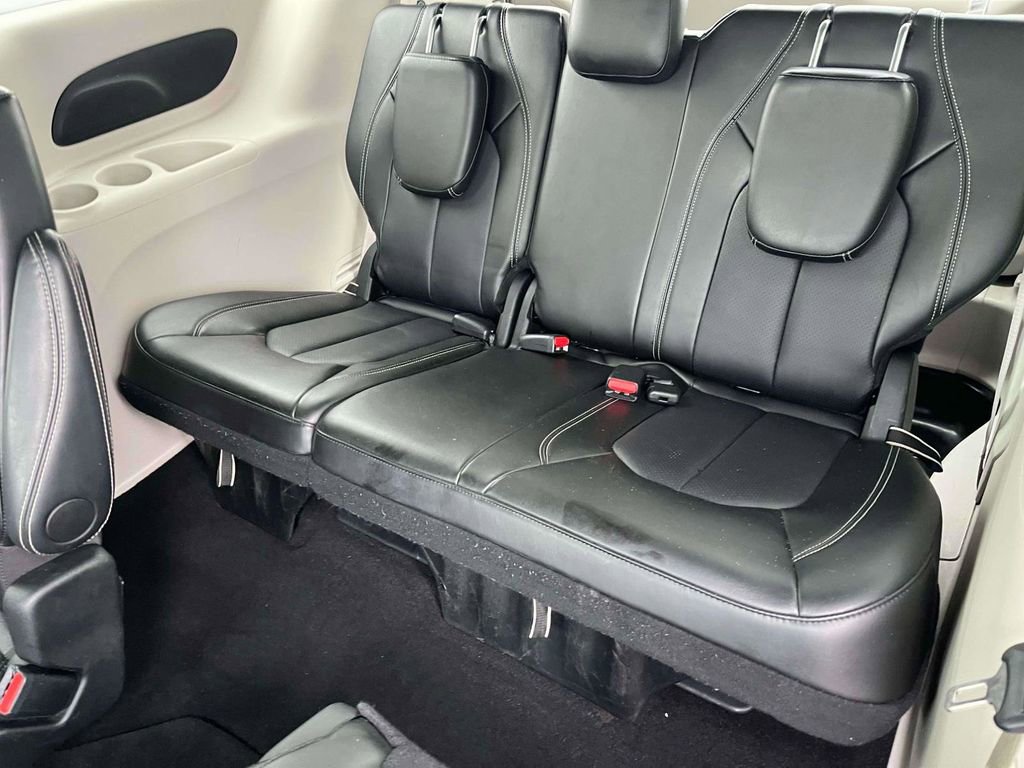 Used 2024 Chrysler Pacifica Touring-L image 7