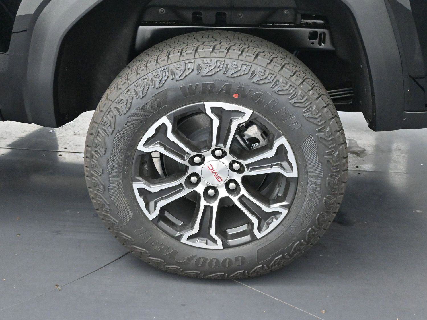 Used 2025 GMC Canyon AT4 w/ Technology Plus Package AWD/4WD image 38