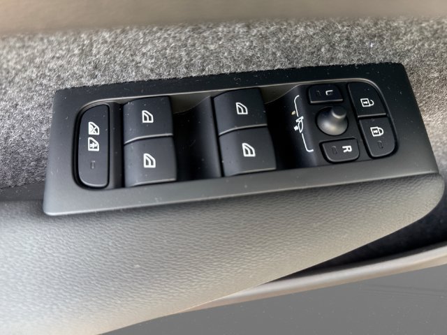 Certified 2025 Volvo XC40 B5 Ultra AWD/4WD image 18