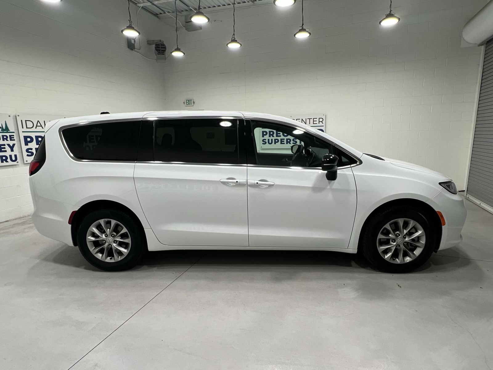 Used 2026 Chrysler Pacifica Limited AWD/4WD image 9