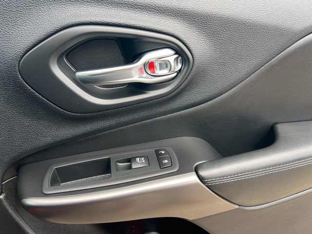 Used 2020 Jeep Cherokee Latitude Plus w/ Comfort/Convenience Group FWD image 35