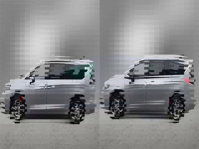 Used 2023 Chrysler Pacifica Touring-L image 5