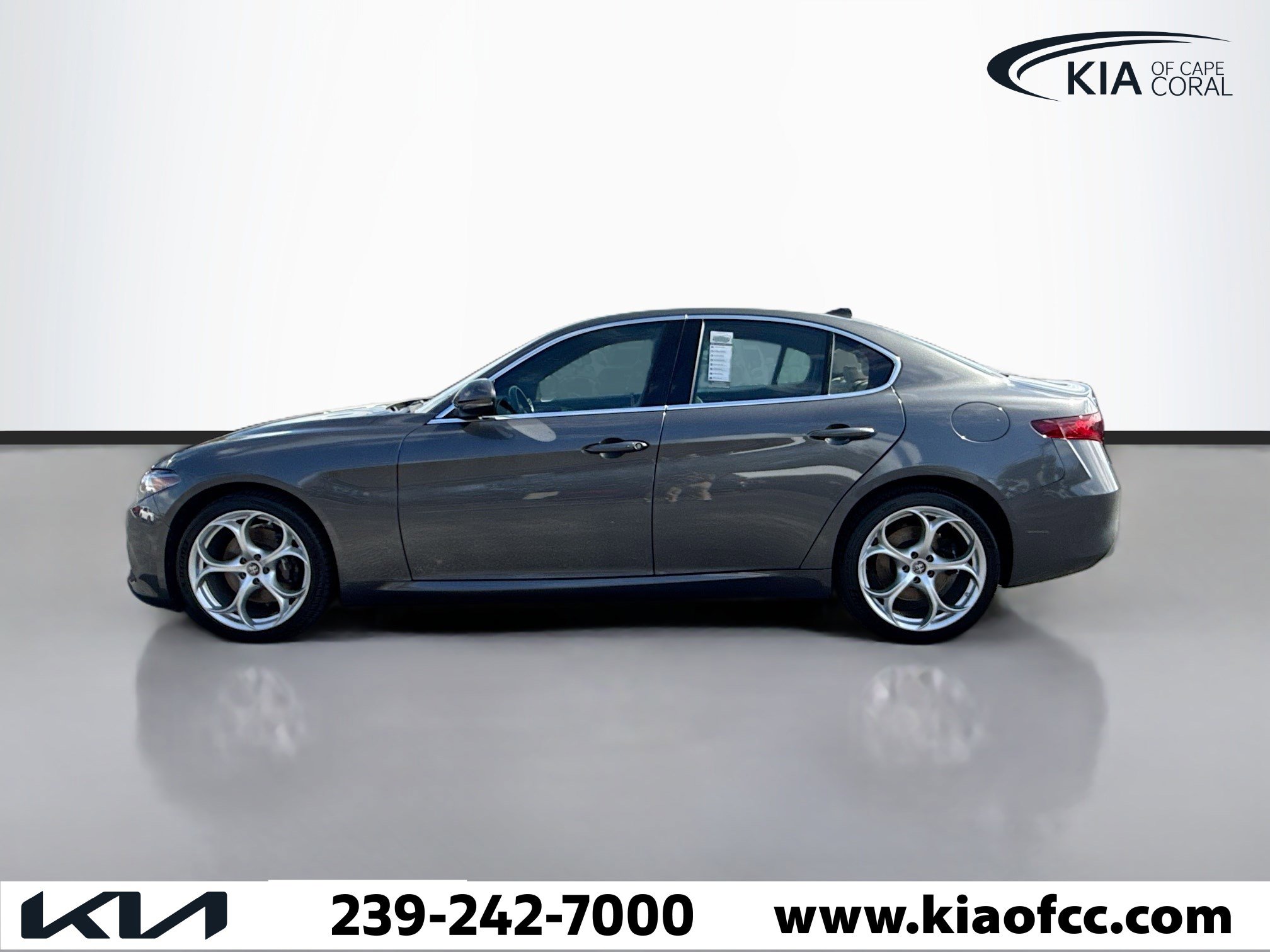 Used 2023 Alfa Romeo Giulia AWD w/ Quick Order Package 22X Lusso image 2