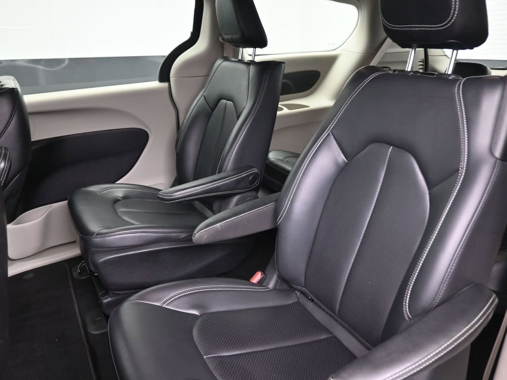Used 2023 Chrysler Pacifica Touring-L image 12