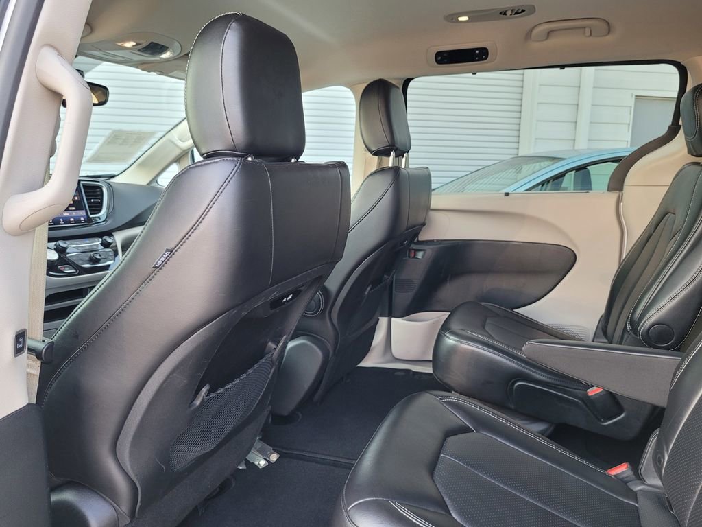 Used 2024 Chrysler Pacifica Touring-L image 15