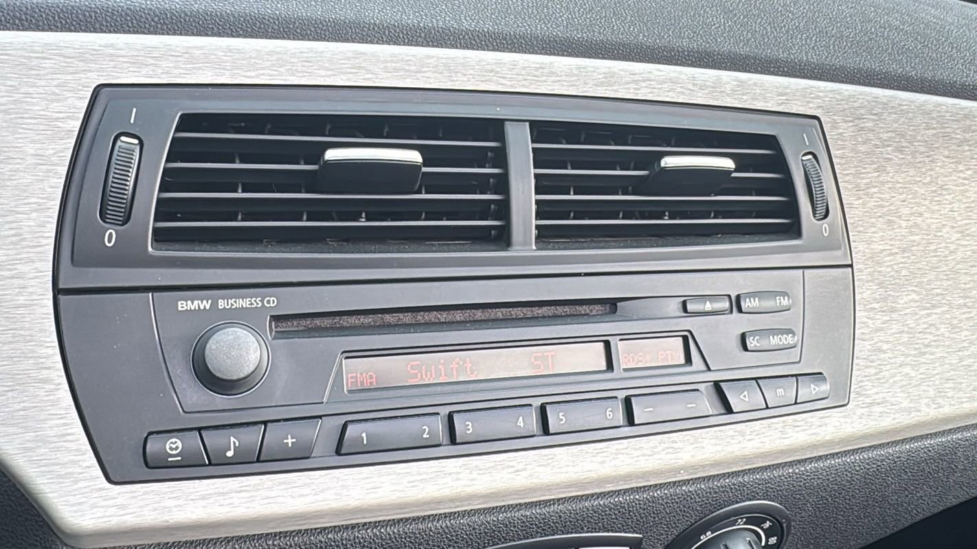 Used 2005 BMW Z4 2.5i image 24