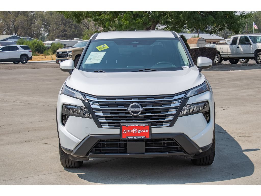 Used 2024 Nissan Rogue SV AWD/4WD image 3
