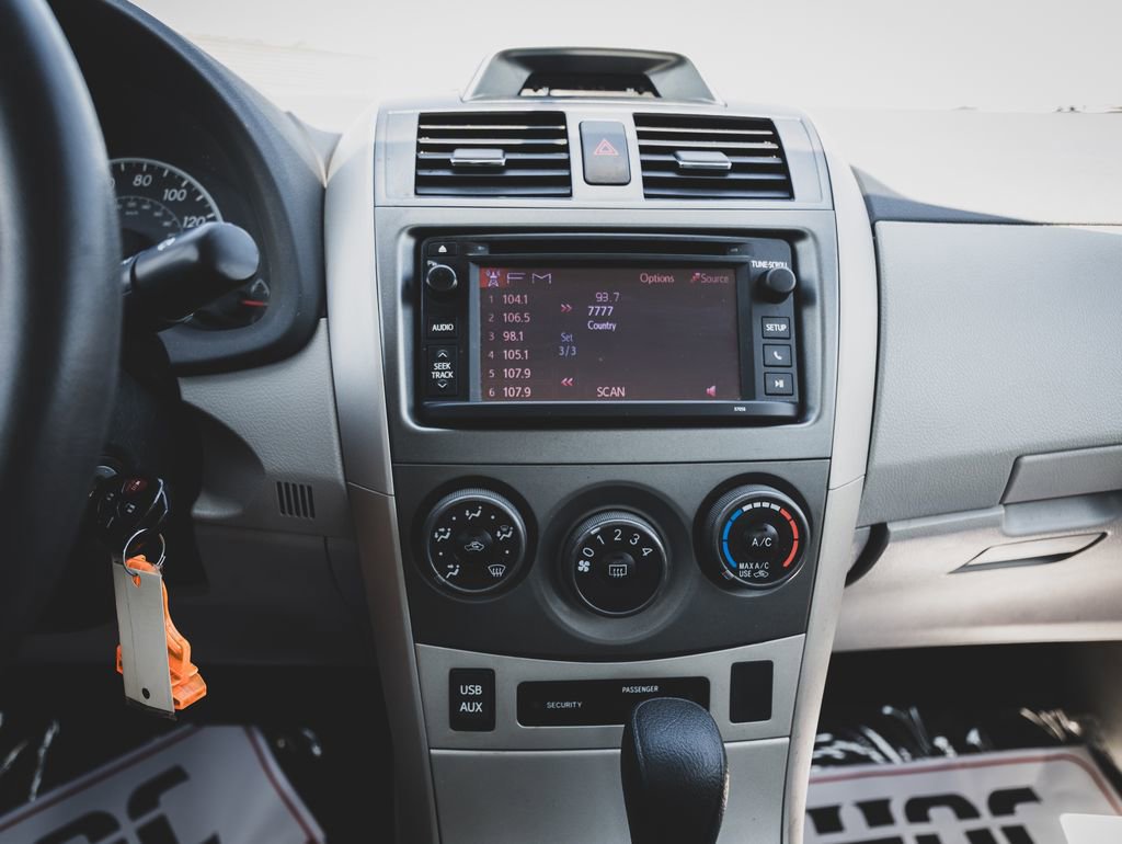 Used 2013 Toyota Corolla LE FWD image 3