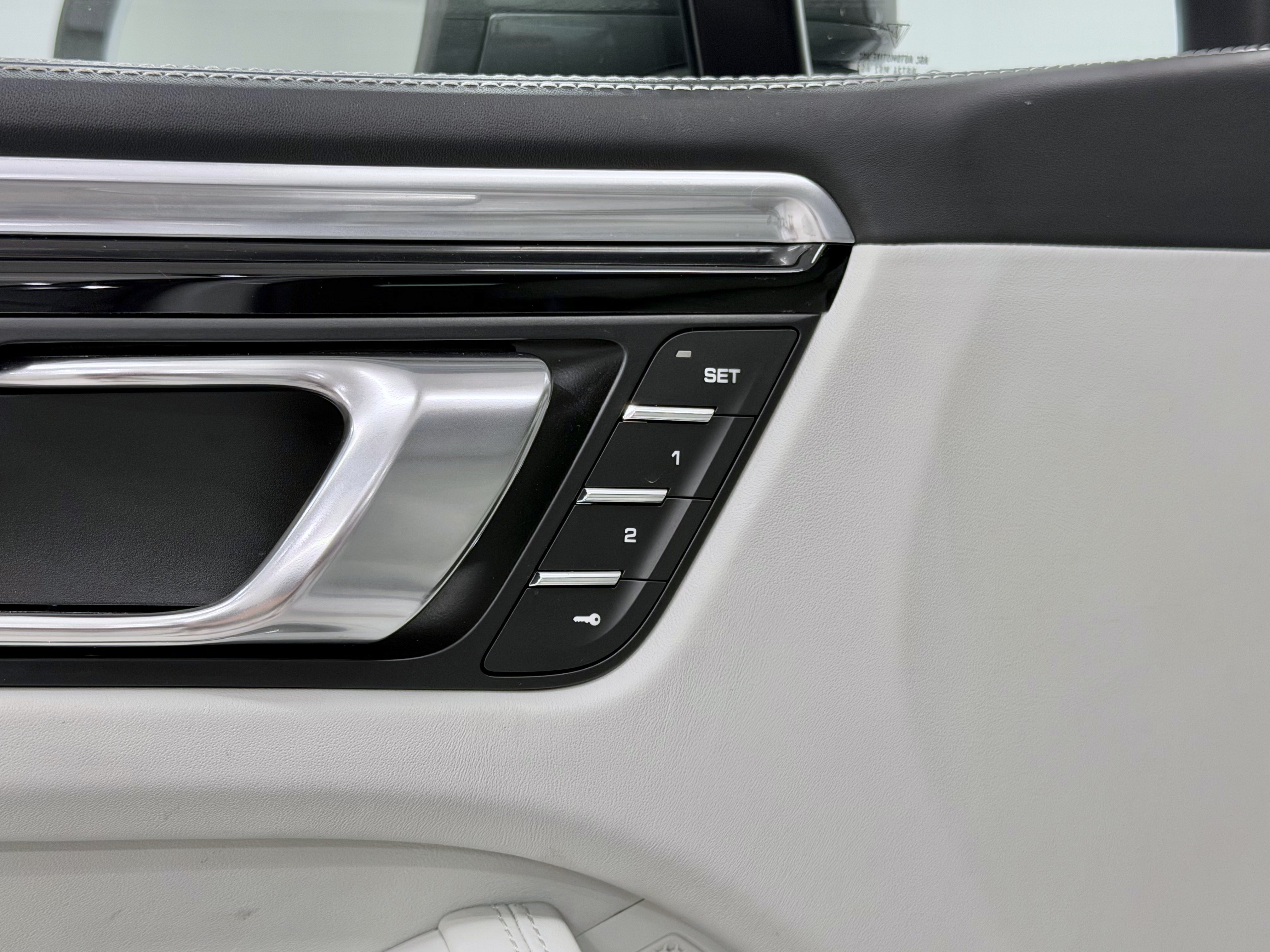 Certified 2023 Porsche Macan Turbo AWD/4WD image 30