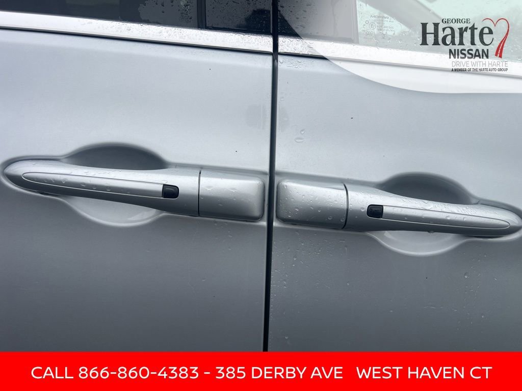 Used 2024 Chrysler Pacifica Touring-L image 12