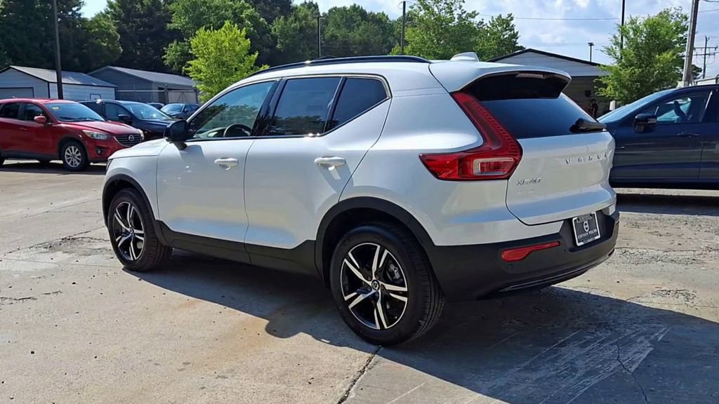 New 2026 Volvo XC40 B5 Core w/ Climate Package image 2