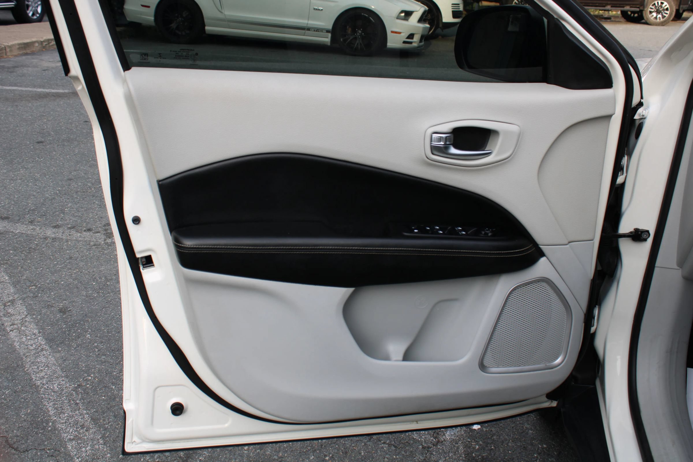 Used 2019 Jeep Compass Latitude FWD image 22