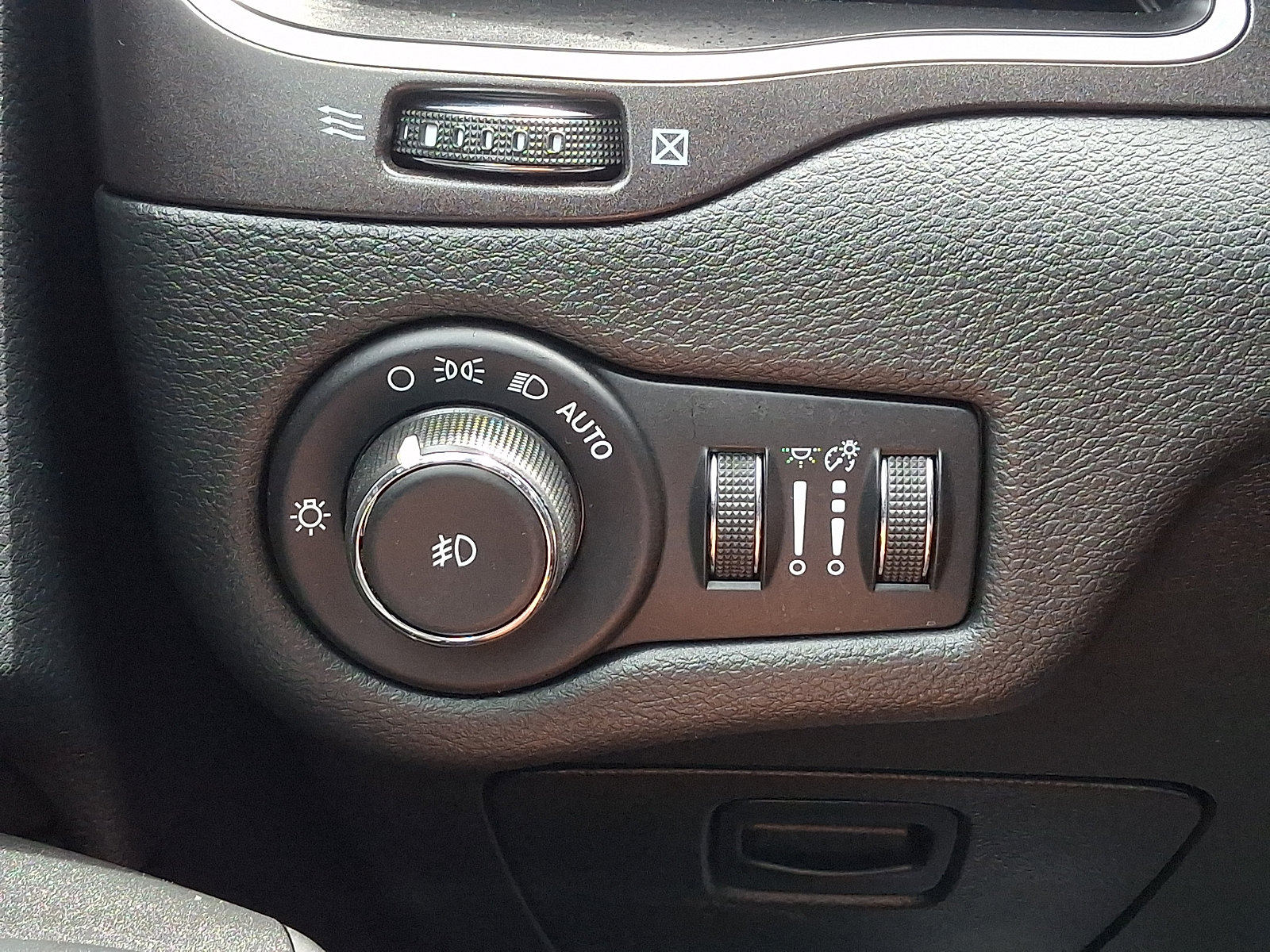 Used 2019 Jeep Cherokee Trailhawk AWD/4WD image 25