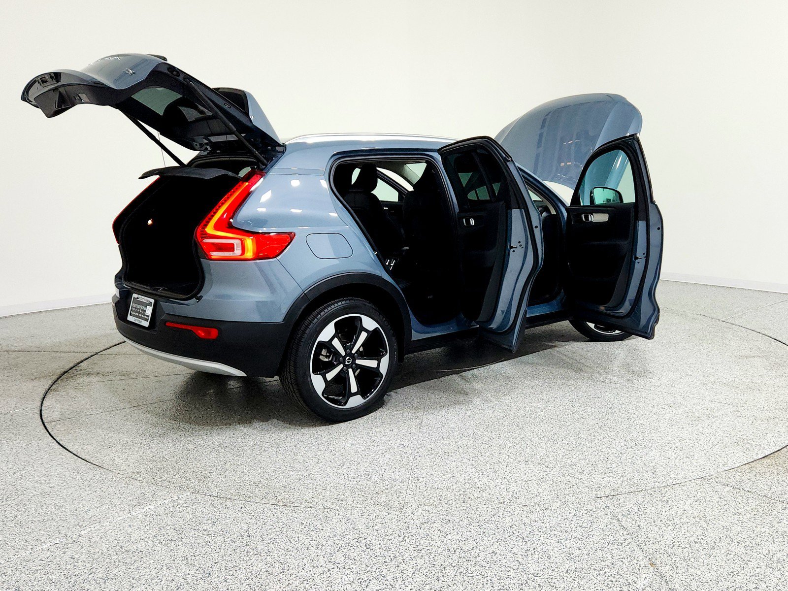 Used 2021 Volvo XC40 T5 Momentum image 7