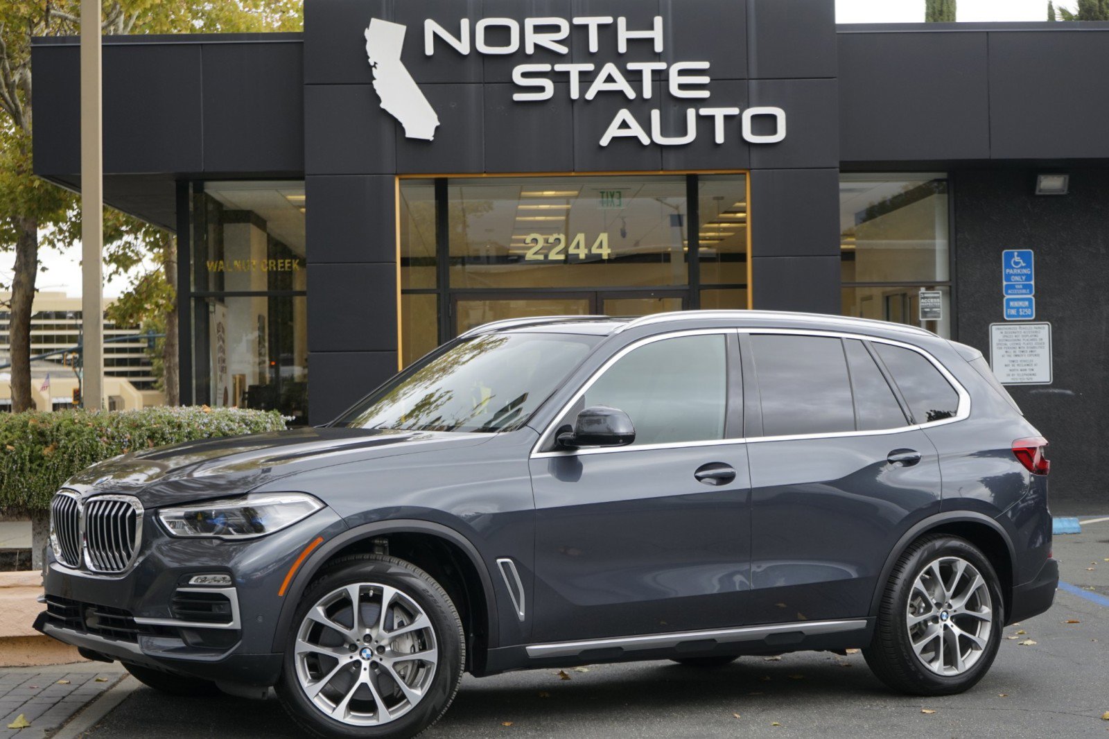 Used 2020 BMW X5 xDrive50i w/ Executive Package AWD/4WD image 2